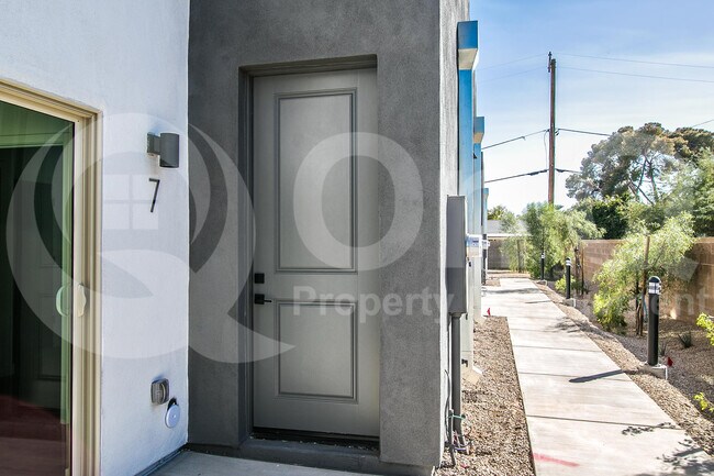 Building Photo - 1443 E Osborn Rd