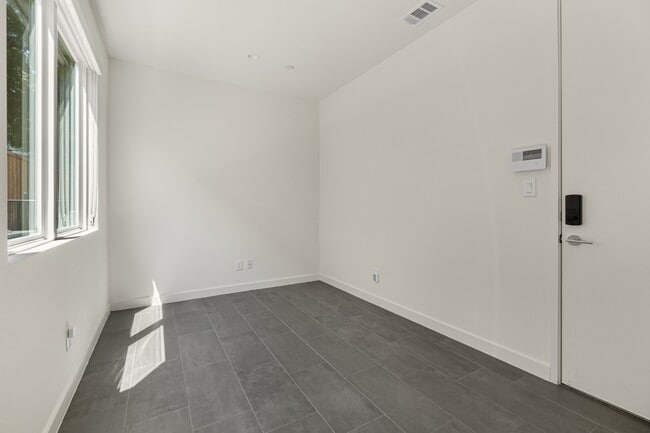 Building Photo - Newer 2 bedroom townhome in Lakewood with yard and office!