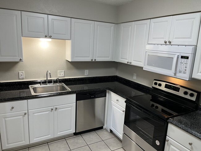 Building Photo - 8836 Hidden Hill Dr