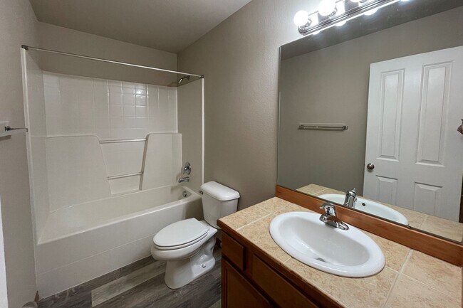 Building Photo - Nice Modern Townhouse Available Now!!