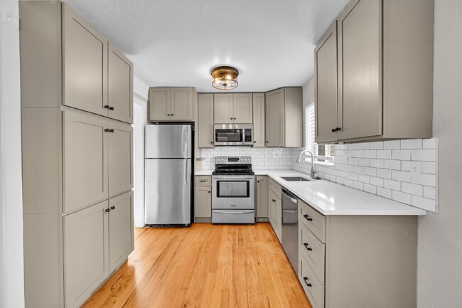 Building Photo - $2,540.95, 3 bed, 1 bath located in Denver with a newly renovated kitchen and In Unit Laundry!