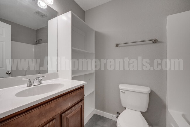 Building Photo - 707 Robins St