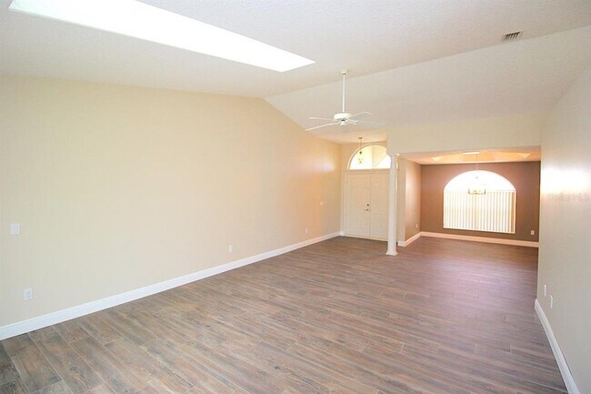 Building Photo - 20 Clarendon Ct N