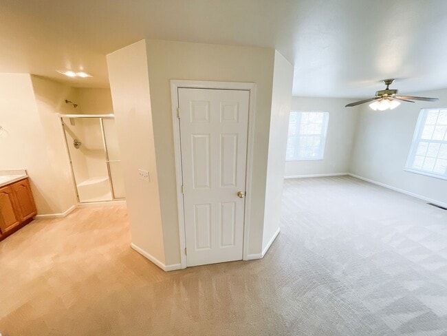 Building Photo - Spacious open floor plan in North Hills