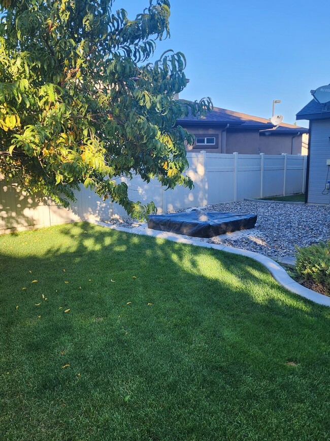 Building Photo - Beautiful, Spacious North Twin Falls Home