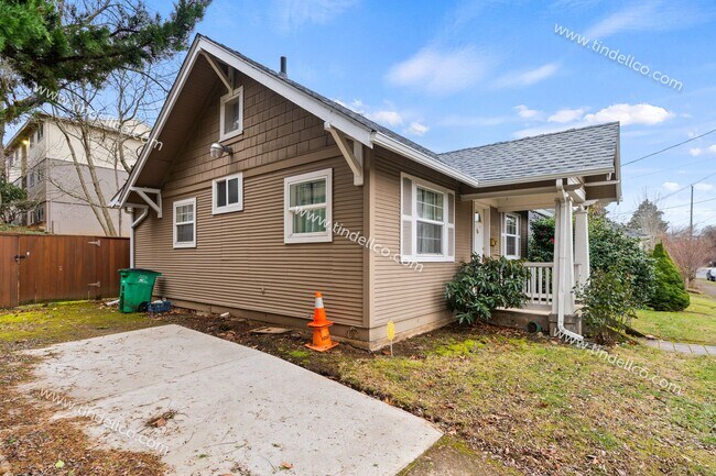 Building Photo - Darling 2 Bedroom North Tabor Home With Of...