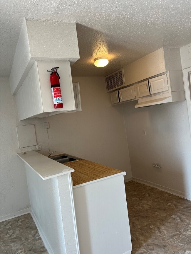 Building Photo - 9414 Heno St