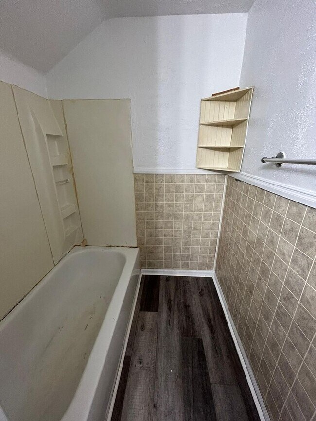 Building Photo - Rent ready!