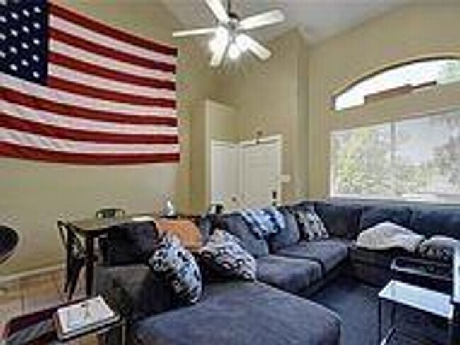 Building Photo - West Campus Condo Under $1000/Bedroom Walk...