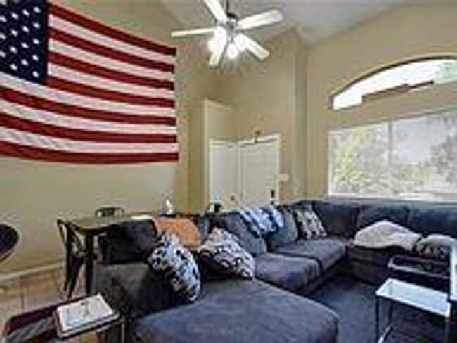 Building Photo - West Campus Condo Under $1000/Bedroom Walking To Campus