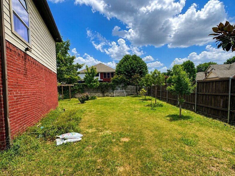 Building Photo - 814 Honey Hill Dr