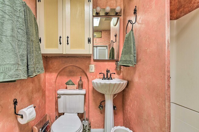 Building Photo - 2434 Cloverfield Blvd