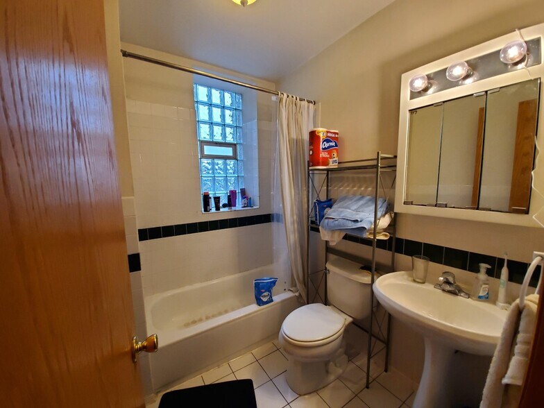 Building Photo - 2048 N Western Ave