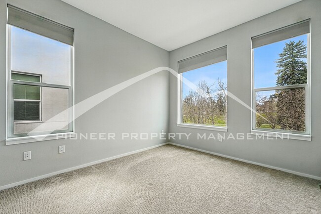 Building Photo - Spacious Home with Washer/Dryer and Mountain Views