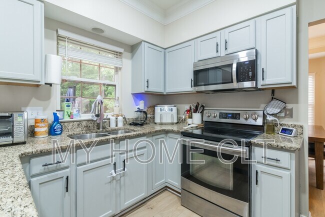 Building Photo - 10029 Dauphine Dr