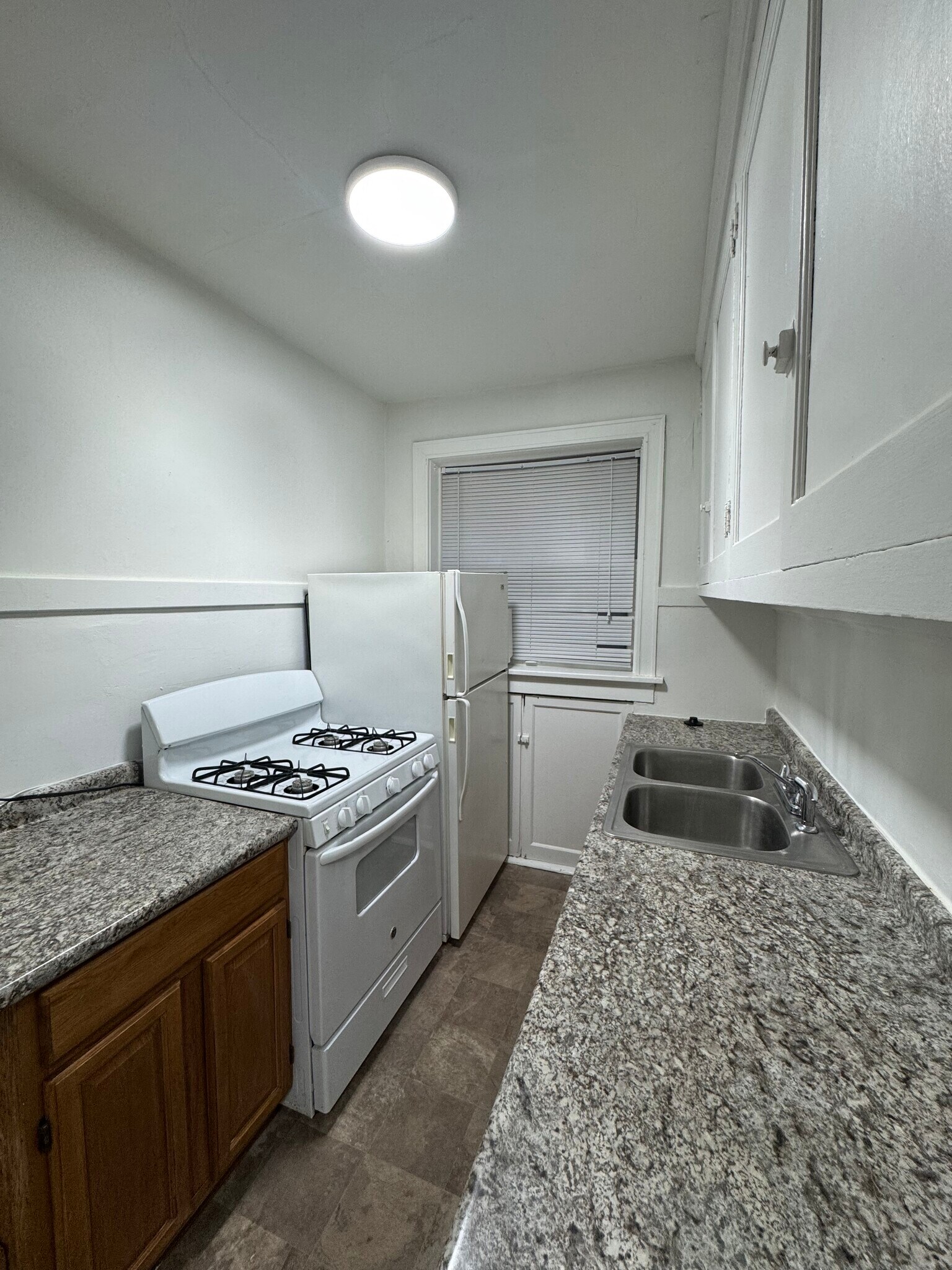 KITCHEN - 4962 Lindenwood Ave