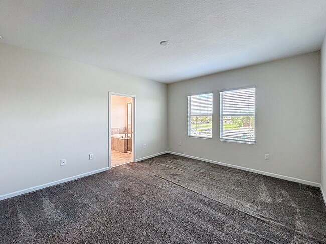 Building Photo - Available Now!  Charming 3-Bedroom Townhou...