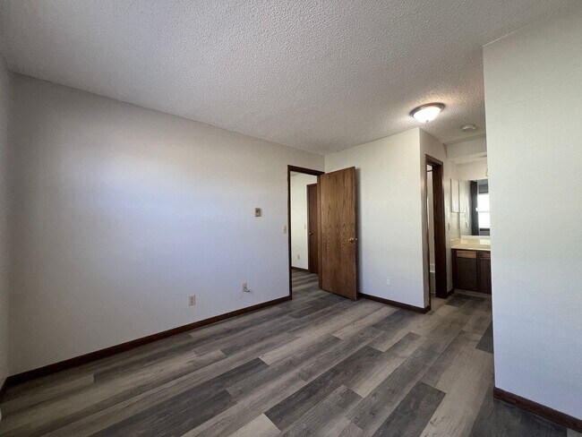 Building Photo - 1 bed 1 bath apartment with LVP flooring