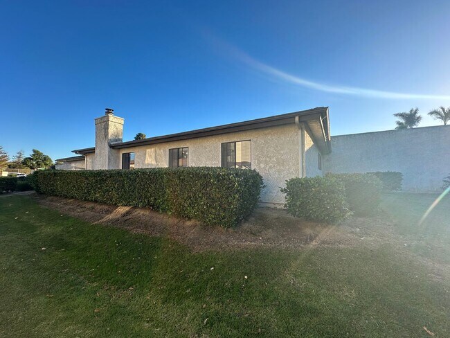 Building Photo - Lovely 3 Bedroom Townhome!