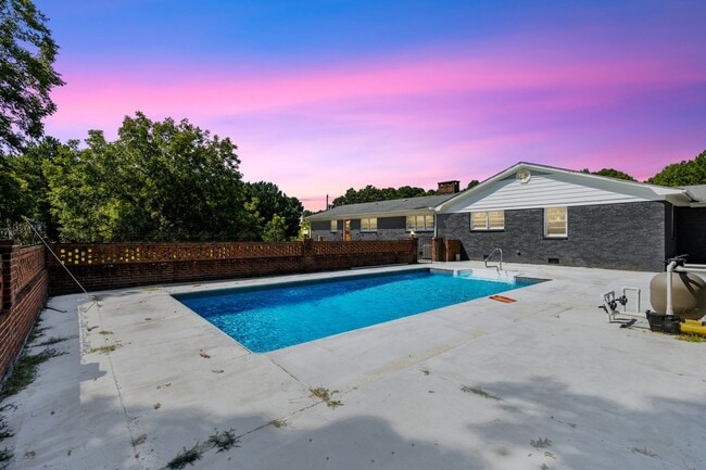 Building Photo - Tranquil Location with a Pool in the Back ...
