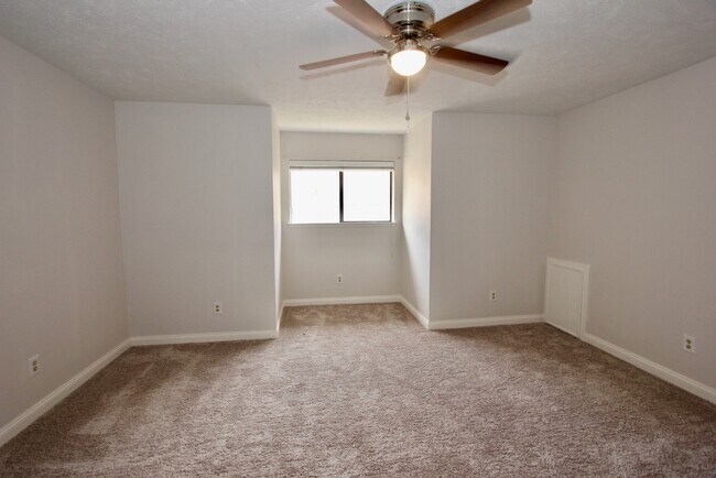 Building Photo - 3015 Green Fields Dr