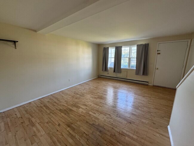 Building Photo - 617 Millville Ave