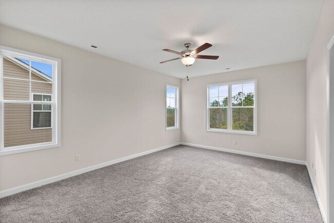 Building Photo - Stunning Townhome!