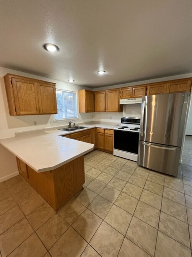 Building Photo - 710-710 Cedar St