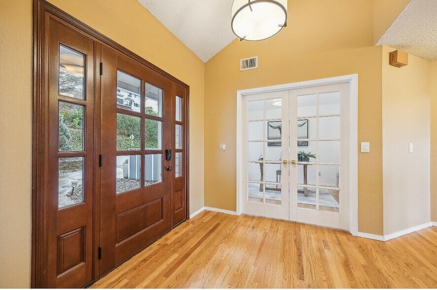 Primary Photo - 213 Hidalgo St