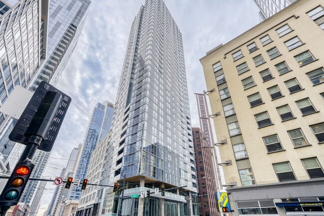 Building Photo - Newly Remodeled 1Bed/1 Bath Downtown Condo with Rooftop Deck & Luxury Amenities!