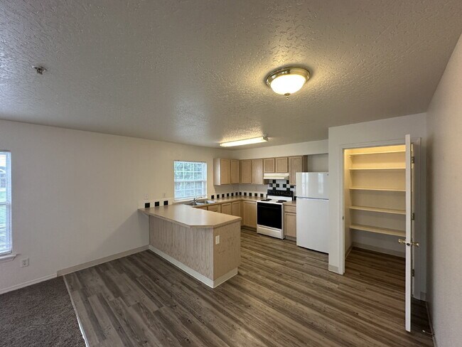 Building Photo - "Charming 2-Bed Retreat with Spacious 1000 sqft Layout in Nampa's Heart!"