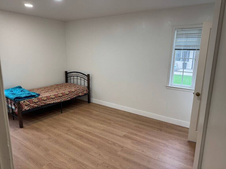 Building Photo - 520 Richmond Ave