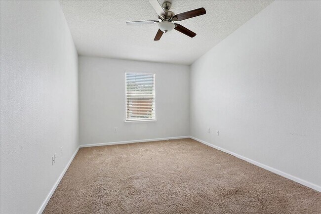 Building Photo - Condo in Greenstone at Aberdeen!