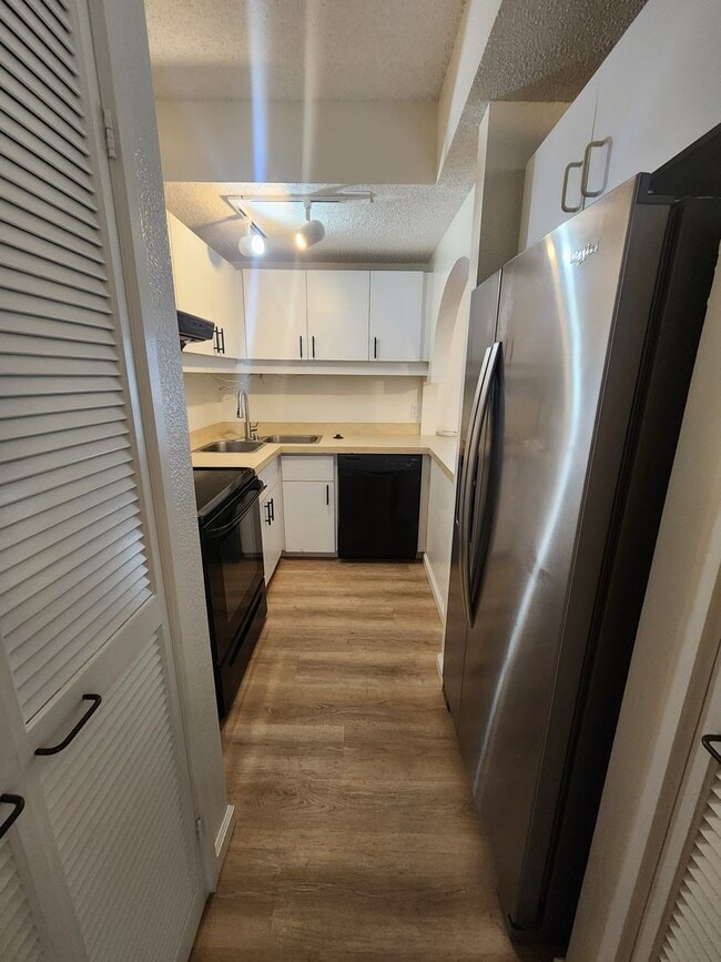 Building Photo - 2313