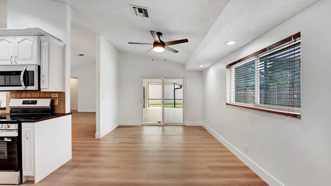 Building Photo - 20977 Country Creek Dr