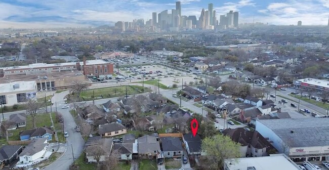 Building Photo - 1202 Common Park Dr