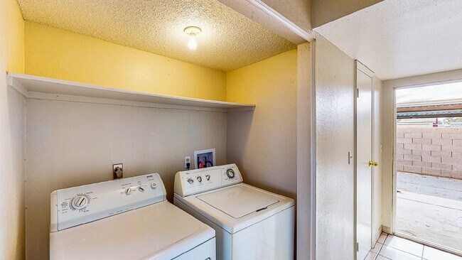 Building Photo - 2 BEDROOM 1 1/2 BATH TOWN HOME