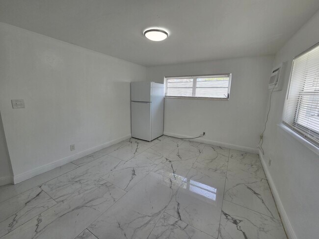 Building Photo - 844 NE 17th Way