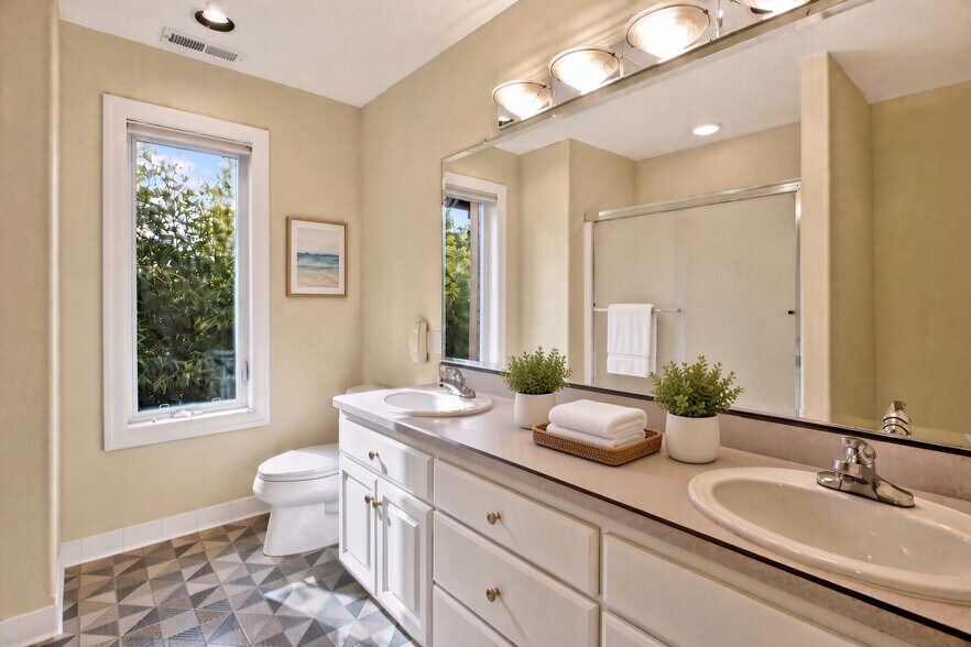 Private bath for bedroom 3 - 1645 SE Oak Shore Ln