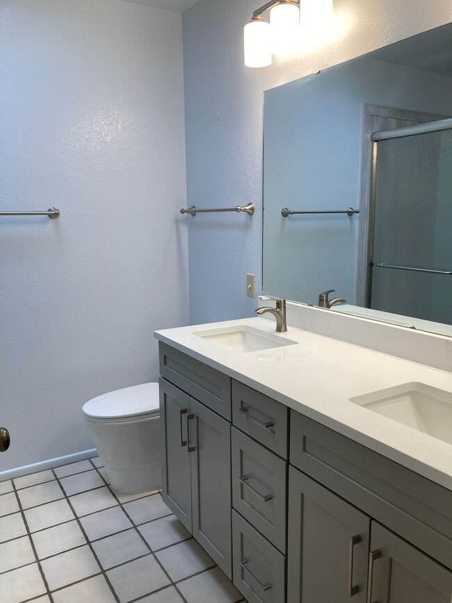 Building Photo - Northwest Townhouse