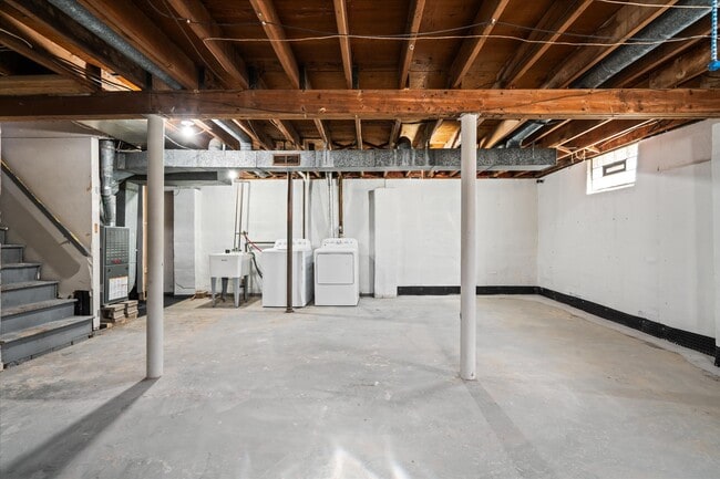 Building Photo - Mohican Ave