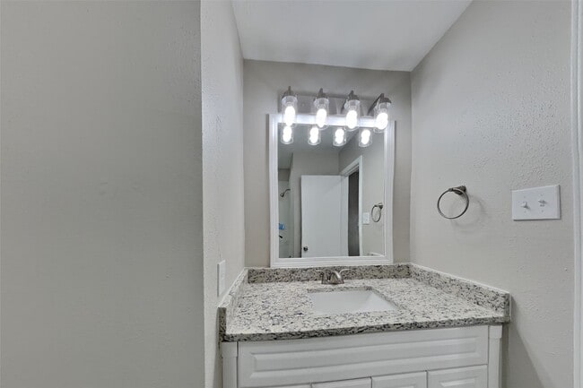 Building Photo - 17914 Autumn Hills Dr