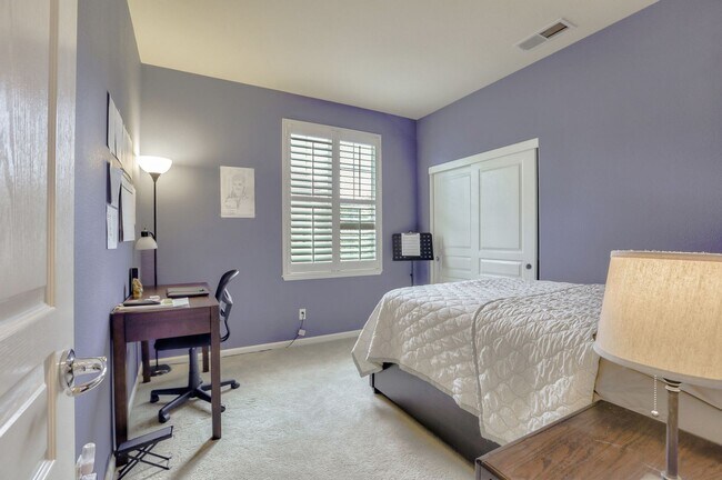 Building Photo - UPGRADED HOME WITH POPULAR FLOOR PLAN ELEG...