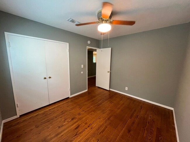 Building Photo - MOVE-IN READY 4+2 w/en-suite + great backy...