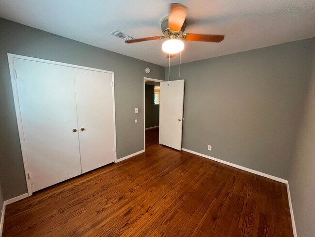 Building Photo - Upgraded 4+2 w/hardwood floors + great bac...