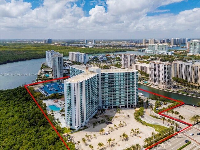 Building Photo - 100 Bayview Dr