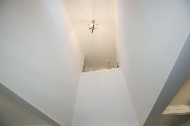 Building Photo - Charming 4 Bedroom Rental Home with Spacio...