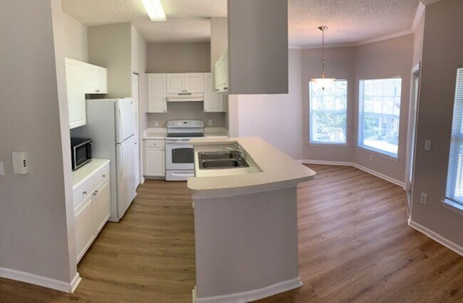 Building Photo - 2/2, 2nd floor unit in gated, Sanford community