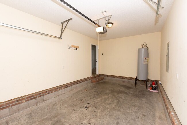 Building Photo - MOVE-IN READY