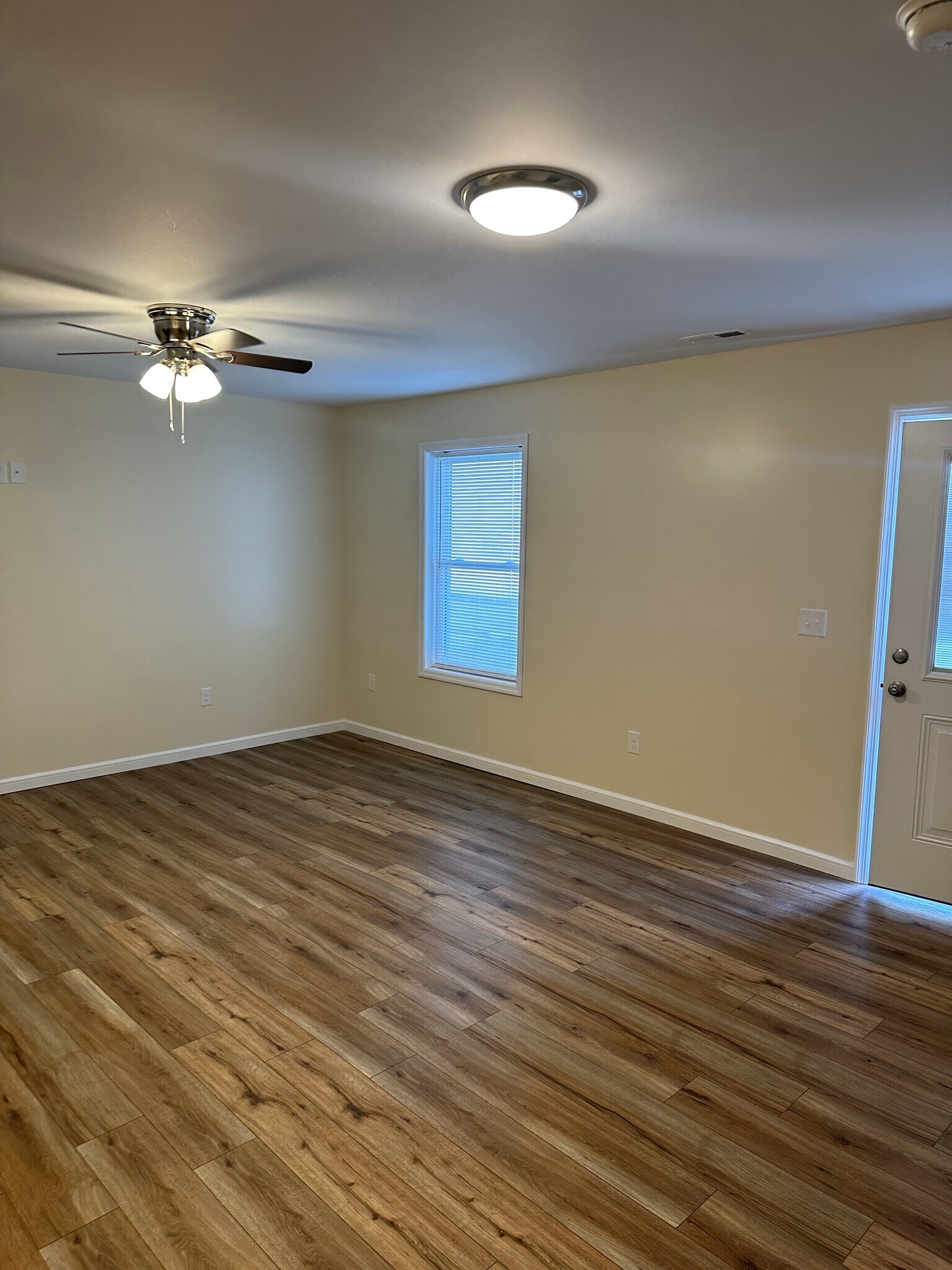 Building Photo - 107 Violet Aly